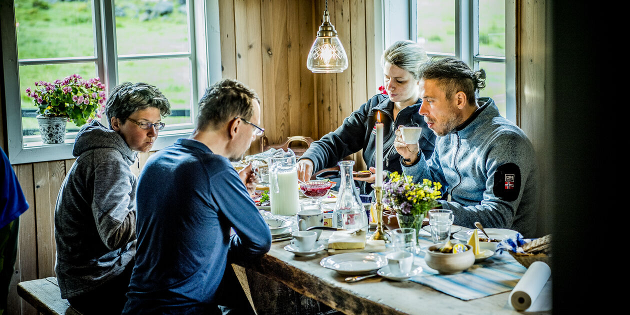 Repas entre amis dans un refuge de montagne - Norvège