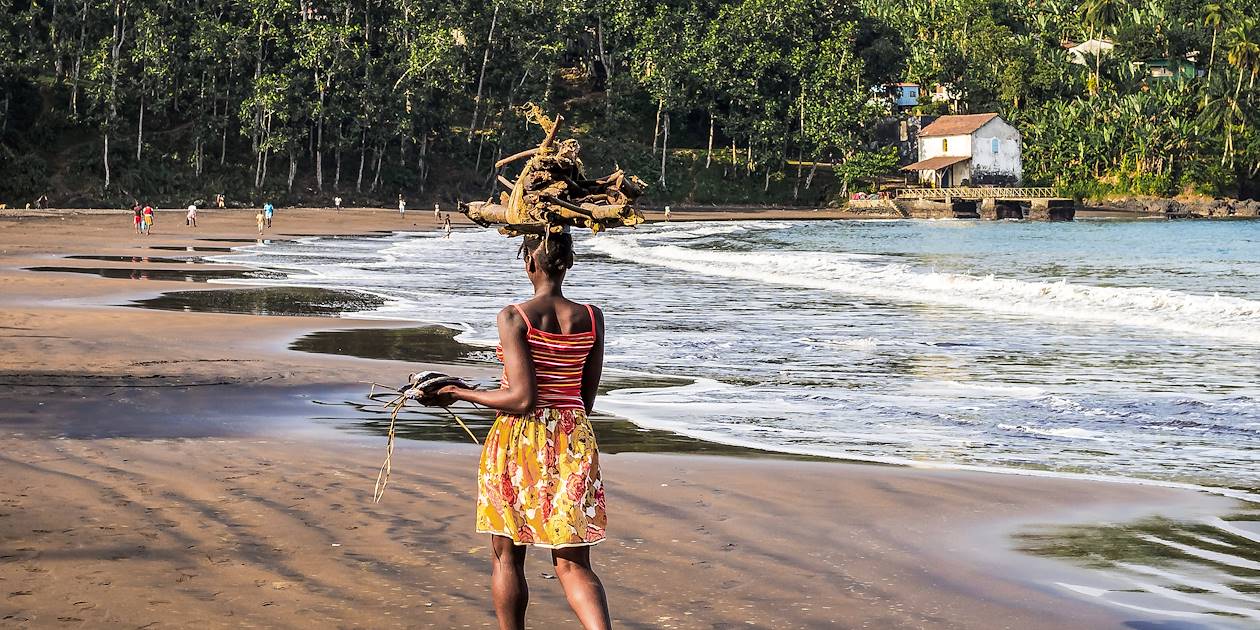 Scène de vie sur une plage - Sao Tomé-et-Principe