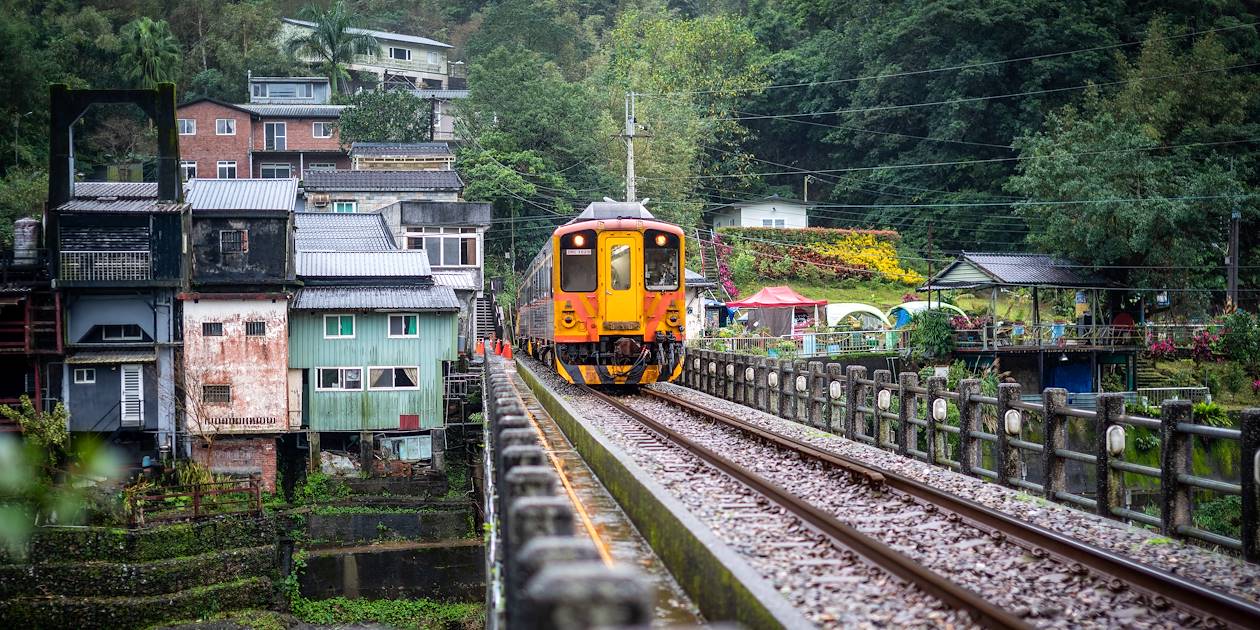 Train dans le quartier de Ruifang - Nouveau Taipei - Taïwan