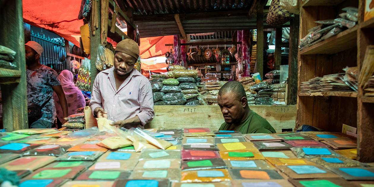Marchand au marché des épices - Stone Town - Zanzibar Vieille Ville - Tanzanie