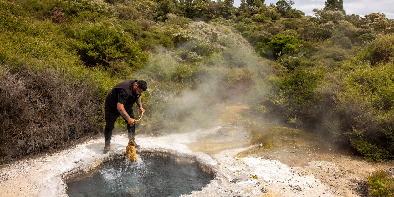 "Hangi", technique de cuisson maorie qui utilise notamment les sources géothermales - Rotorua - Île du Nord - Nouvelle Zélande