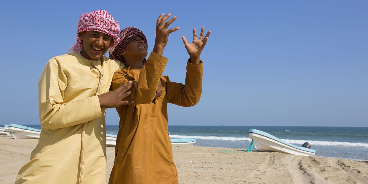 Jeunes bédouins jouant sur la plage de Qudayman - Désert de Wahiba - Sultanat d'Oman