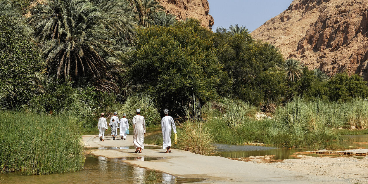 Hommes allant se baigner dans le Wadi Tiwi - Oman