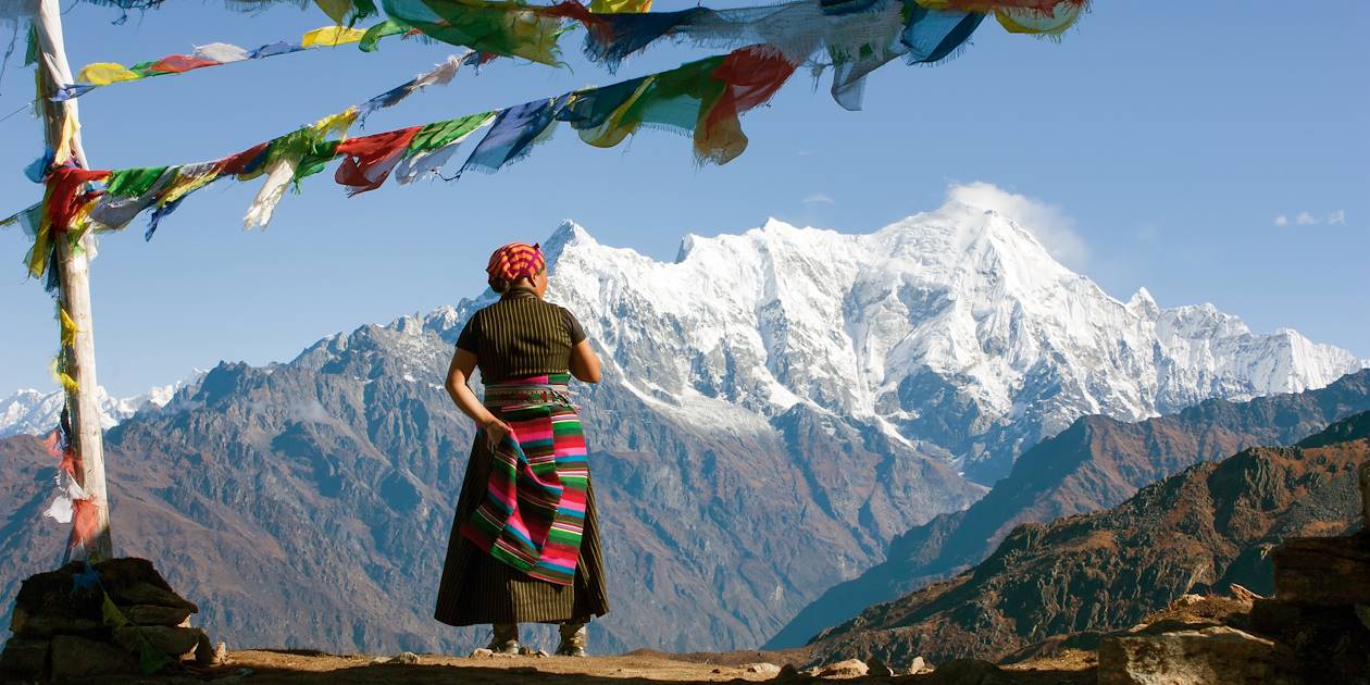 Femme face aux montagnes du Parc National Langtang - Népal