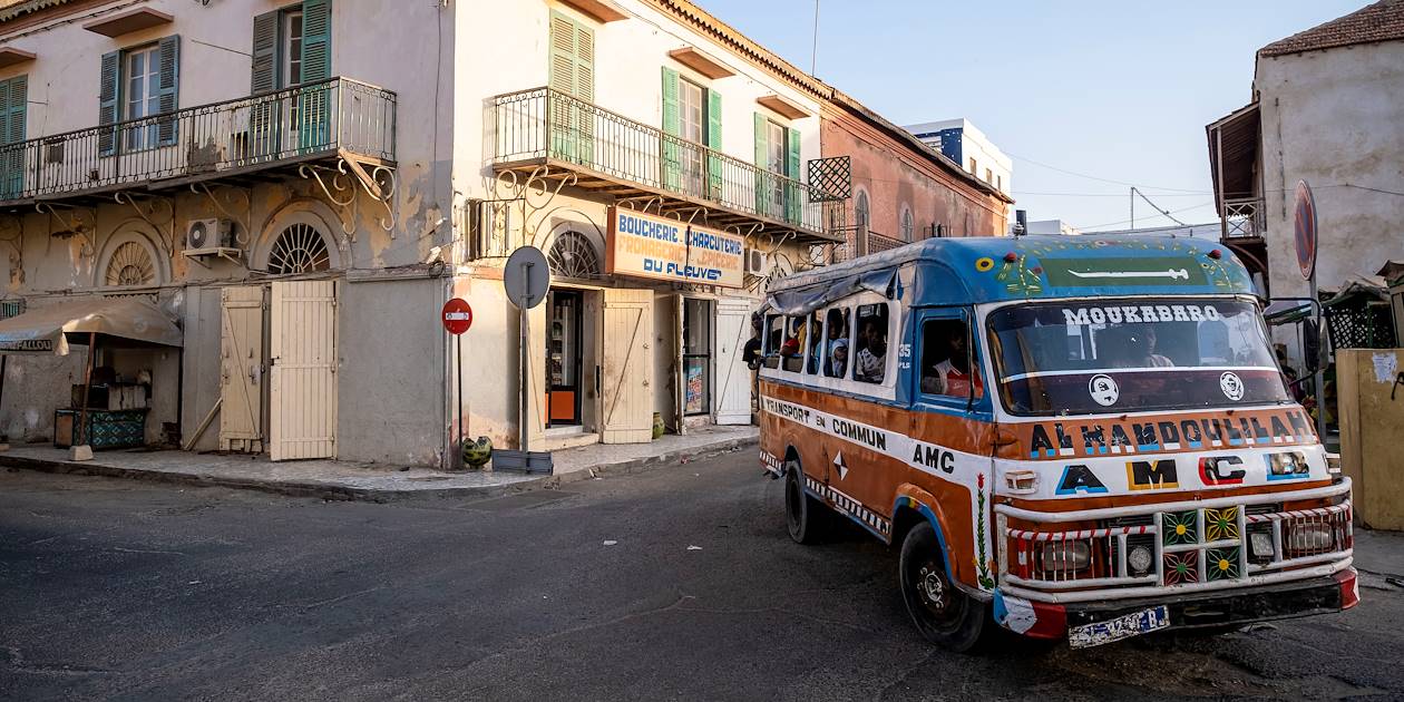 Bus coloré dans une rue de Saint Louis - Sénégal