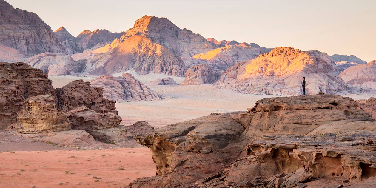 Contempler le désert de Wadi Rum au coucher du soleil - Jordanie