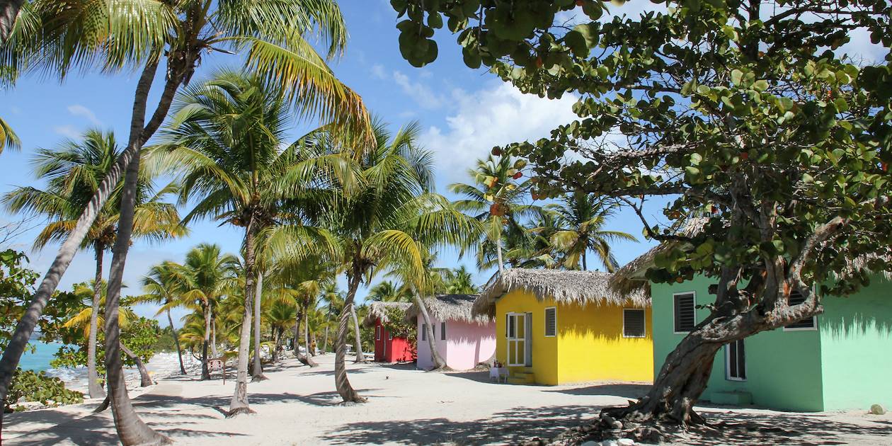 Bungalows colorés sur une plage - République Dominicaine