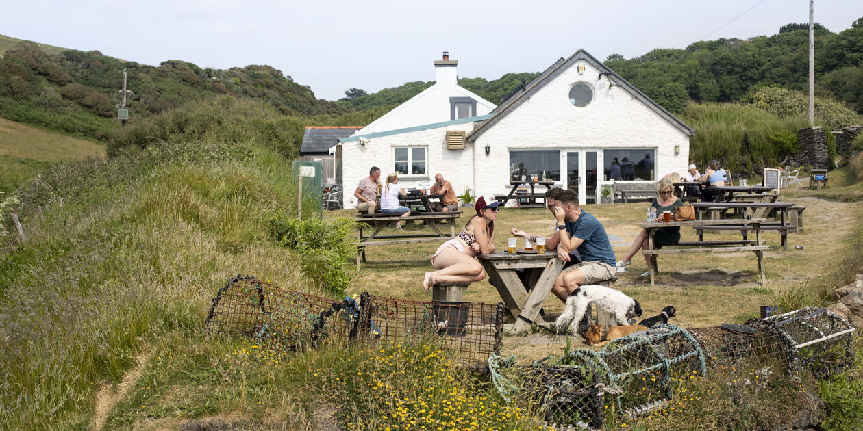 Parc national côtier du Pembrokeshire : pub face à la plage Pwllgwaelod - Pays de Galles - Royaume-Uni