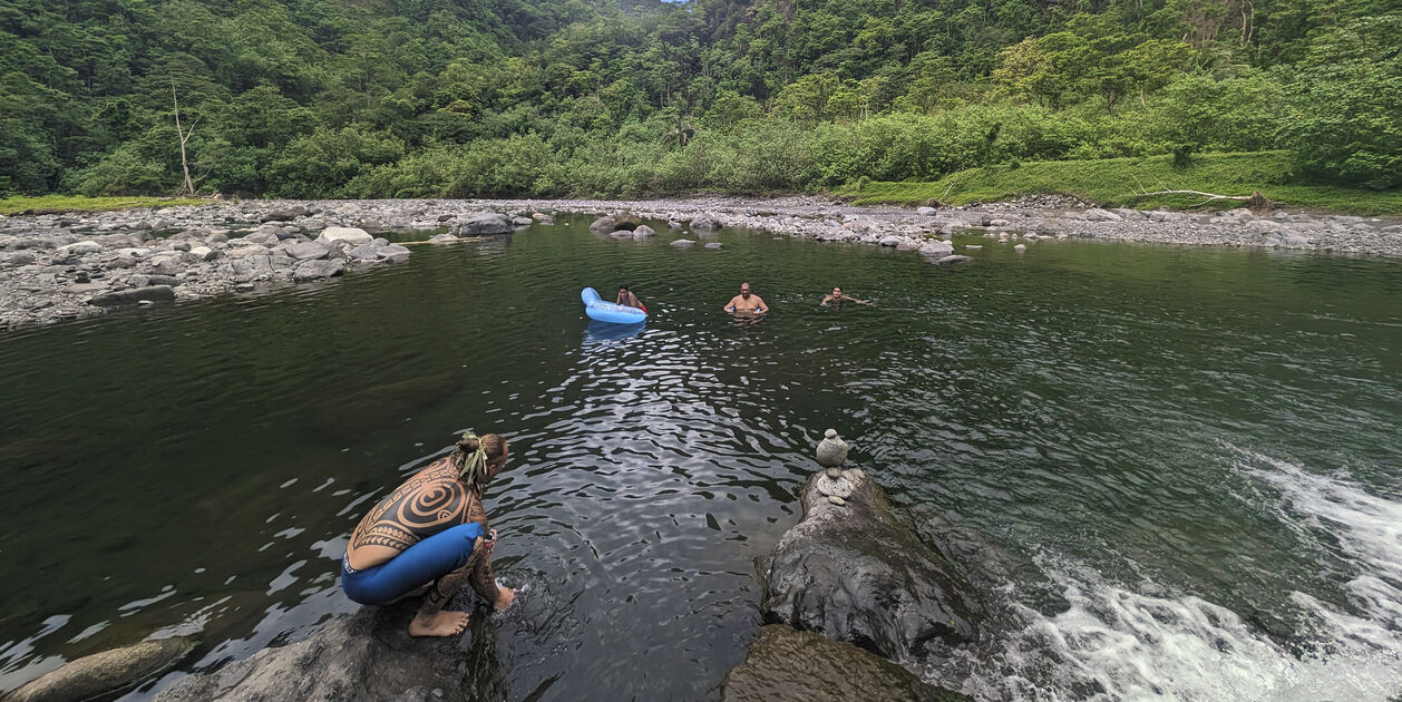 Baignade dans un cours d'eau de la vallée de Papenoo - Tahiti - Îles de la Société - Polynésie Française