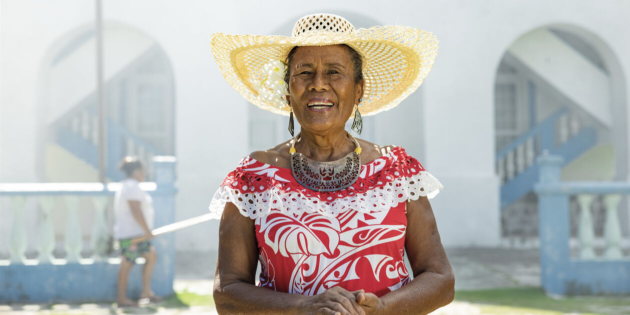 Portrait d'une femme devant une église de Raivavae - Polynésie Française