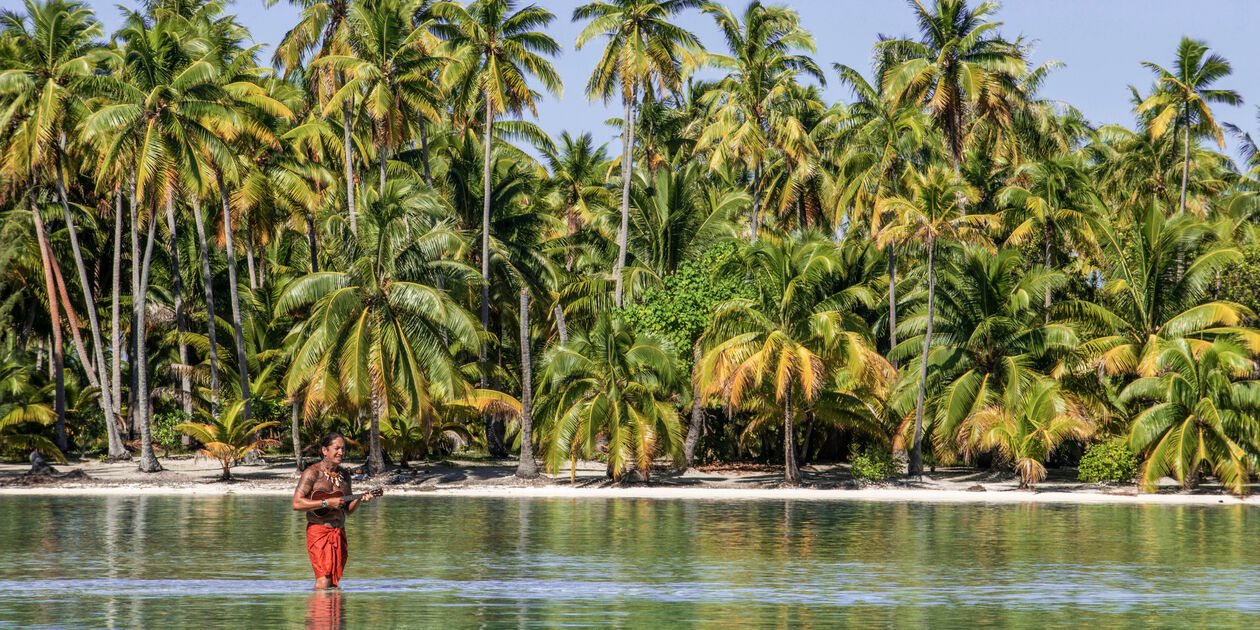 Homme jouant du ukulélé sur l'île de Taha'a - Polynésie Française