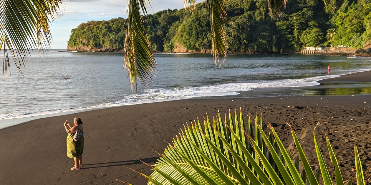 Coucher de soleil sur une plage de Tahiti - Îles de la Société - Polynésie Française