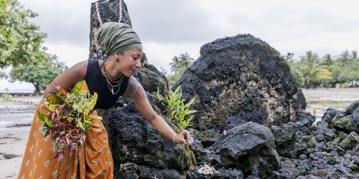 Offrande dans le Marae de Taputapuatea - île de Raiatea - Polynésie