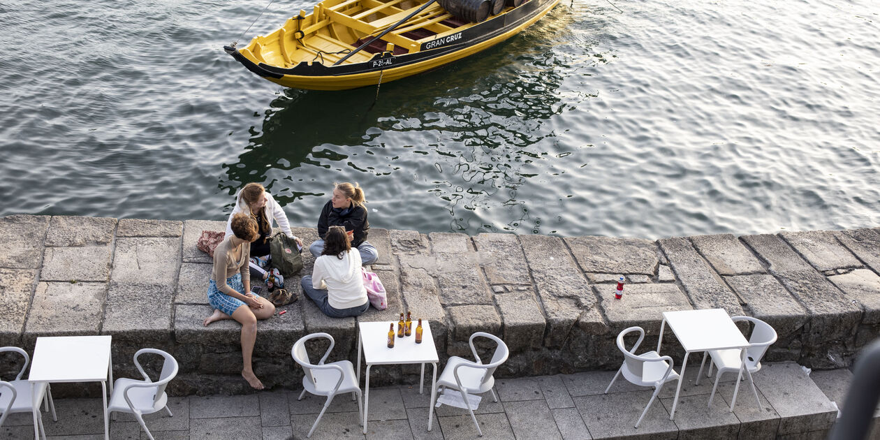 Terrasse d'un bar sur les berges du fleuve Douro - Porto - Portugal