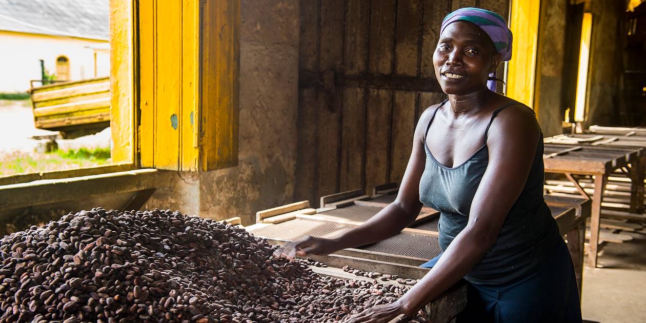 Femme et sa récolte de cacao - Sao Tomé - Sao Tomé-et-Principe