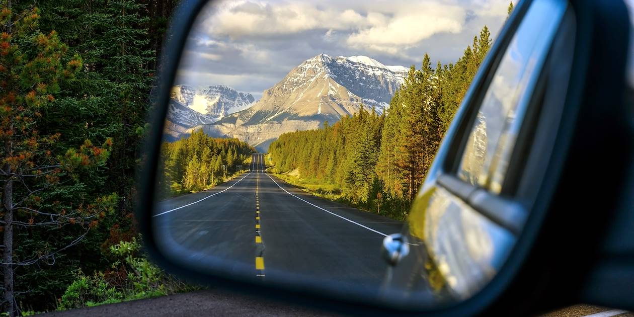 L'autoroute routière Icefields Parkway traversant le parc national Jasper - Alberta - Canada
