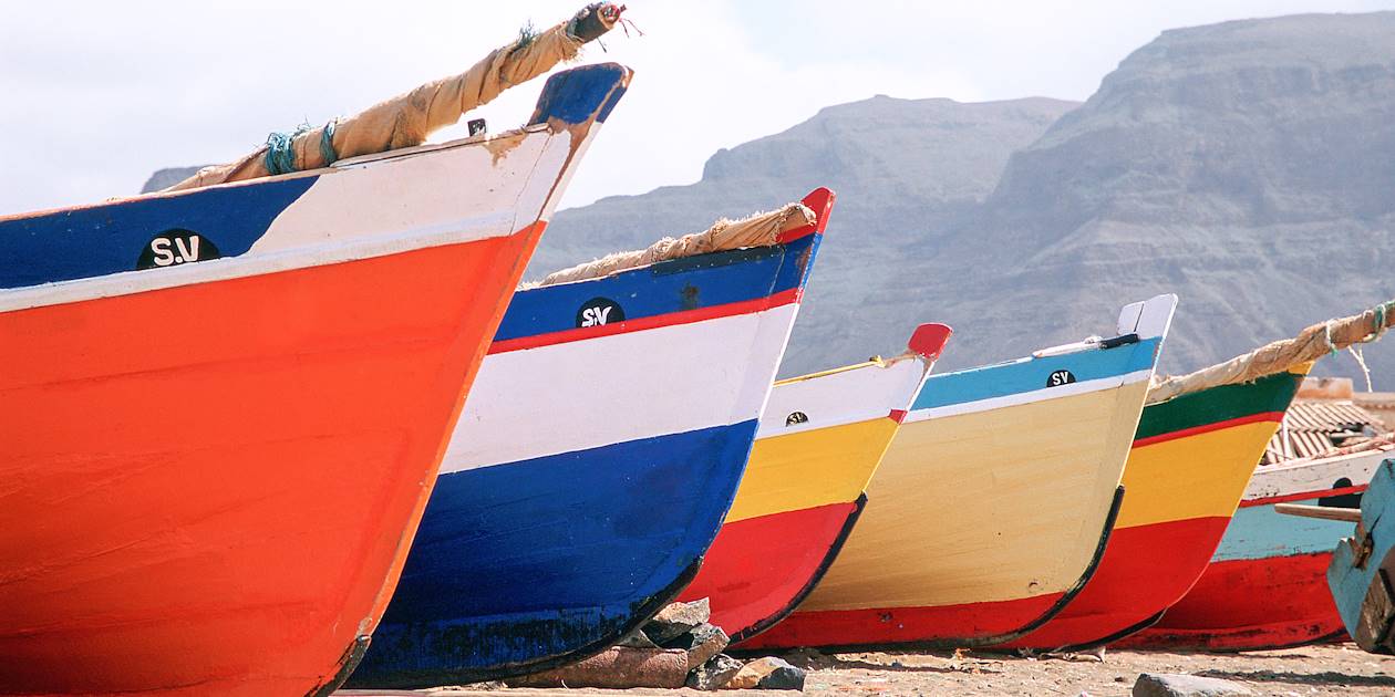 Bateaux de pêche traditionnels sur une plage - Cap Vert