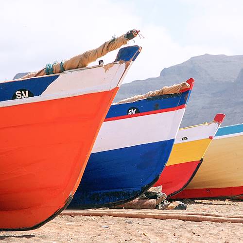 Bateaux de pêche traditionnels sur une plage - Cap Vert