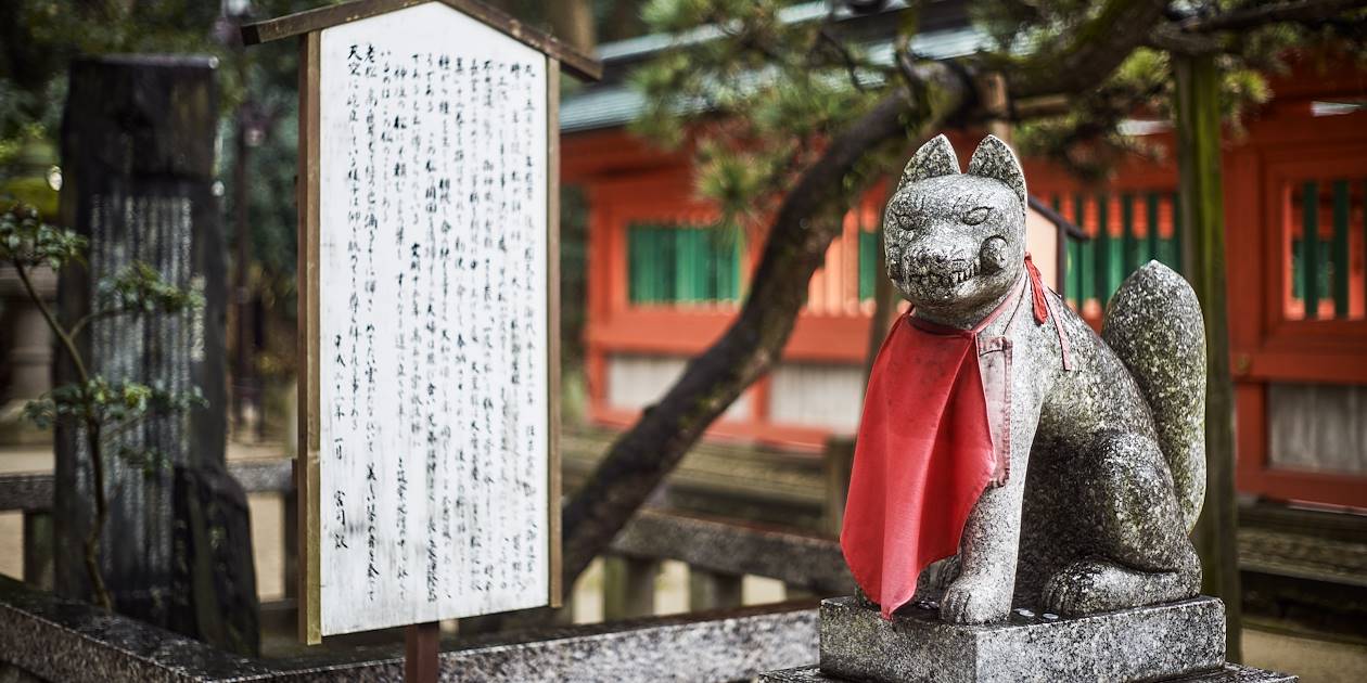 Statue de Kitsune dans un temple de Nagasaki - Japon
