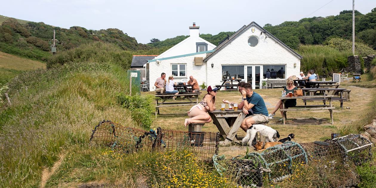 Parc national côtier du Pembrokeshire : pub face à la plage Pwllgwaelod - Pays de Galles - Royaume-Uni