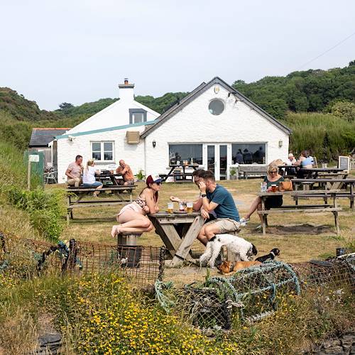 Parc national côtier du Pembrokeshire : pub face à la plage Pwllgwaelod - Pays de Galles - Royaume-Uni