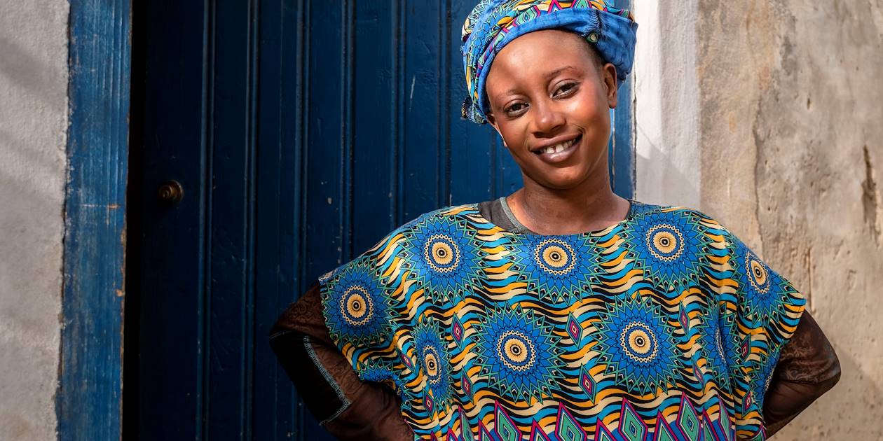 Portrait d'une jeune femme en tenue traditionnelle - Île de Gorée - Sénégal