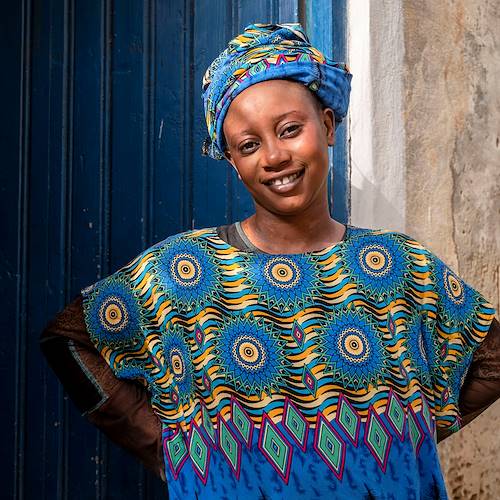 Portrait d'une jeune femme en tenue traditionnelle - Île de Gorée - Sénégal
