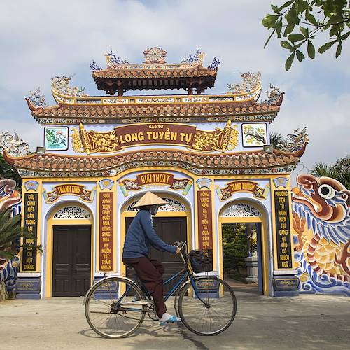 Entrée d'un temple bouddhiste de la ville - Hoi An - Vietnam