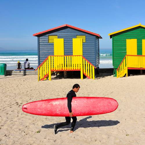 Surfeur et cabines de plage colorées - Muizenberg - Cap-Occidental - Afrique du Sud
