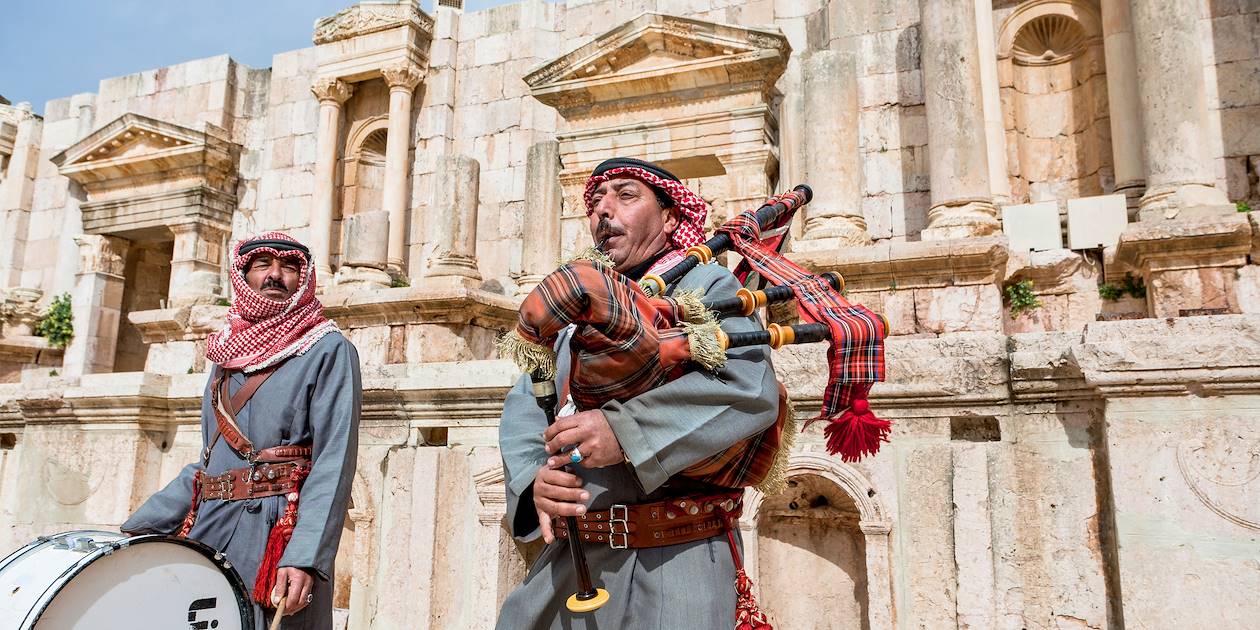 Bédouins jouant de la musique à la cité antique de Jerash - Jordanie