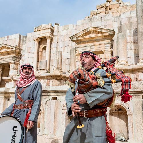 Bédouins jouant de la musique à la cité antique de Jerash - Jordanie