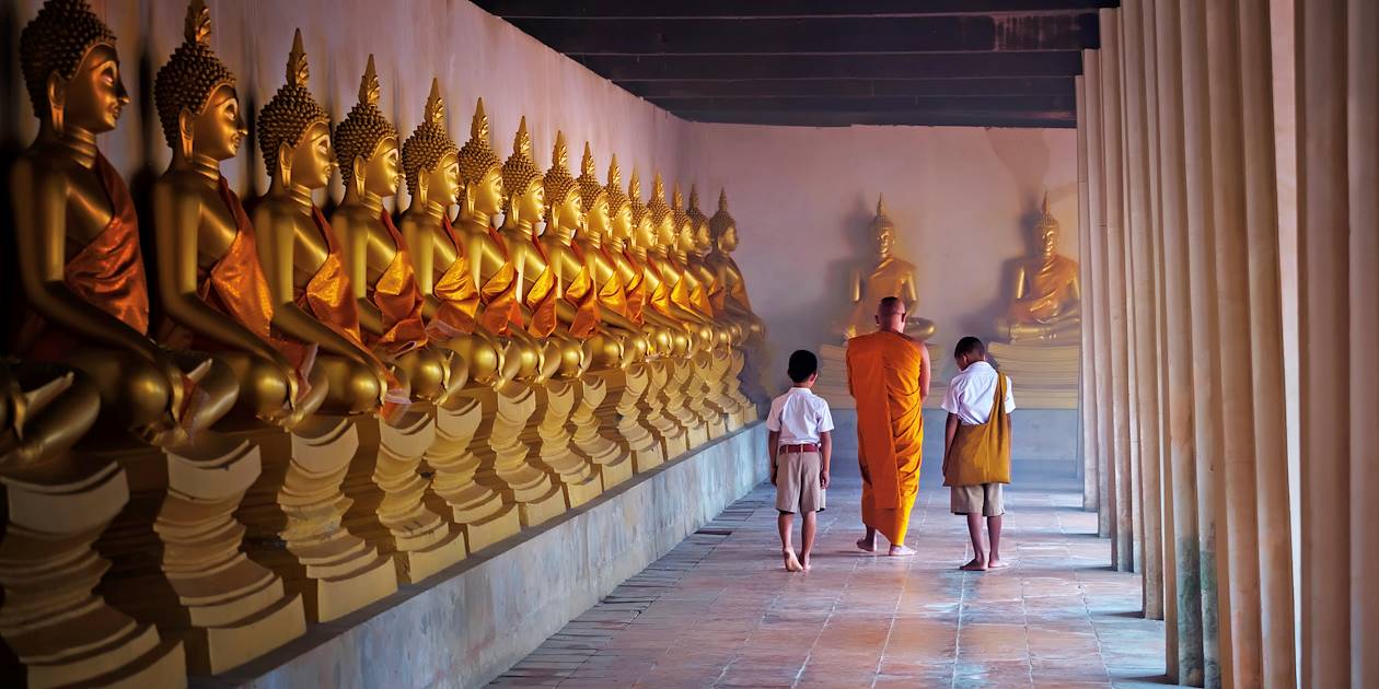 Moine bouddhiste et des écoliers dans un temple - Thaïlande