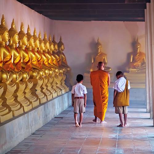 Moine bouddhiste et des écoliers dans un temple - Thaïlande