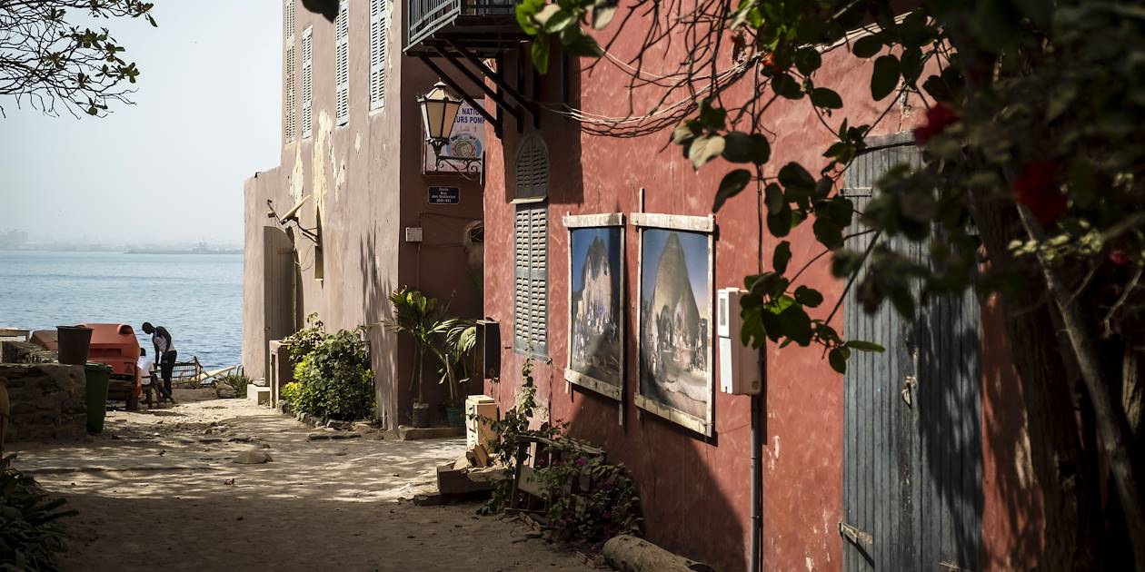 Rue colorée donnant sur l'océan - Île de Gorée - Sénégal