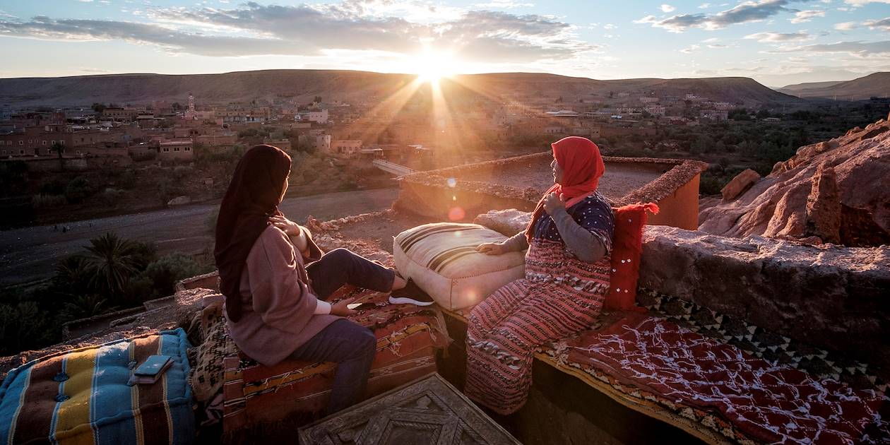 Femmes sur une terrasse du Ksar Aït Benhaddou, au coucher du soleil - Maroc