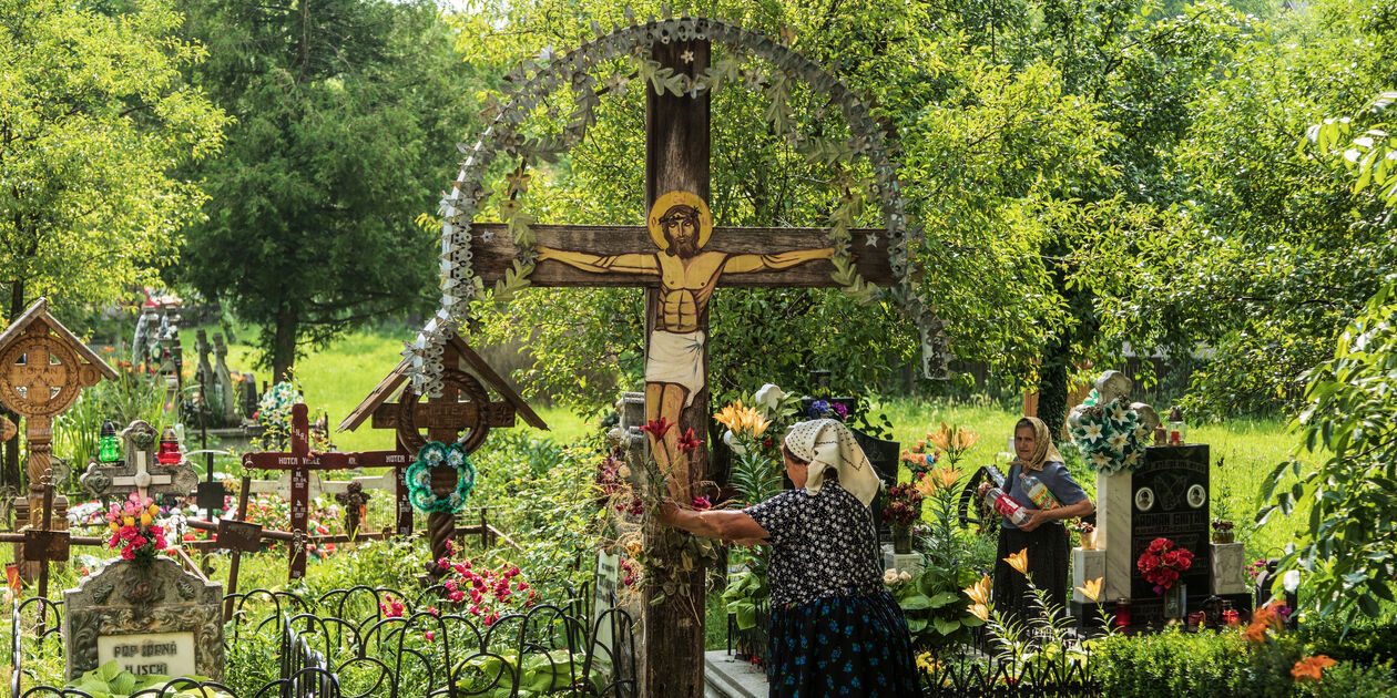 Femmes dans le cimetière proche de l'église en bois Paraskeva - Région du Maramures - Roumanie