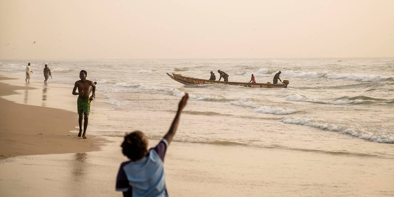 Pêcheurs accostant sur la plage - Saint Louis - Sénégal