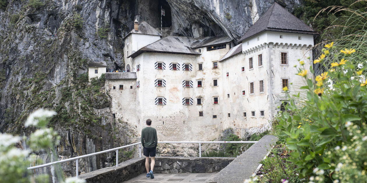 Château de Predjama encastré dans une falaise abrupte - Slovénie