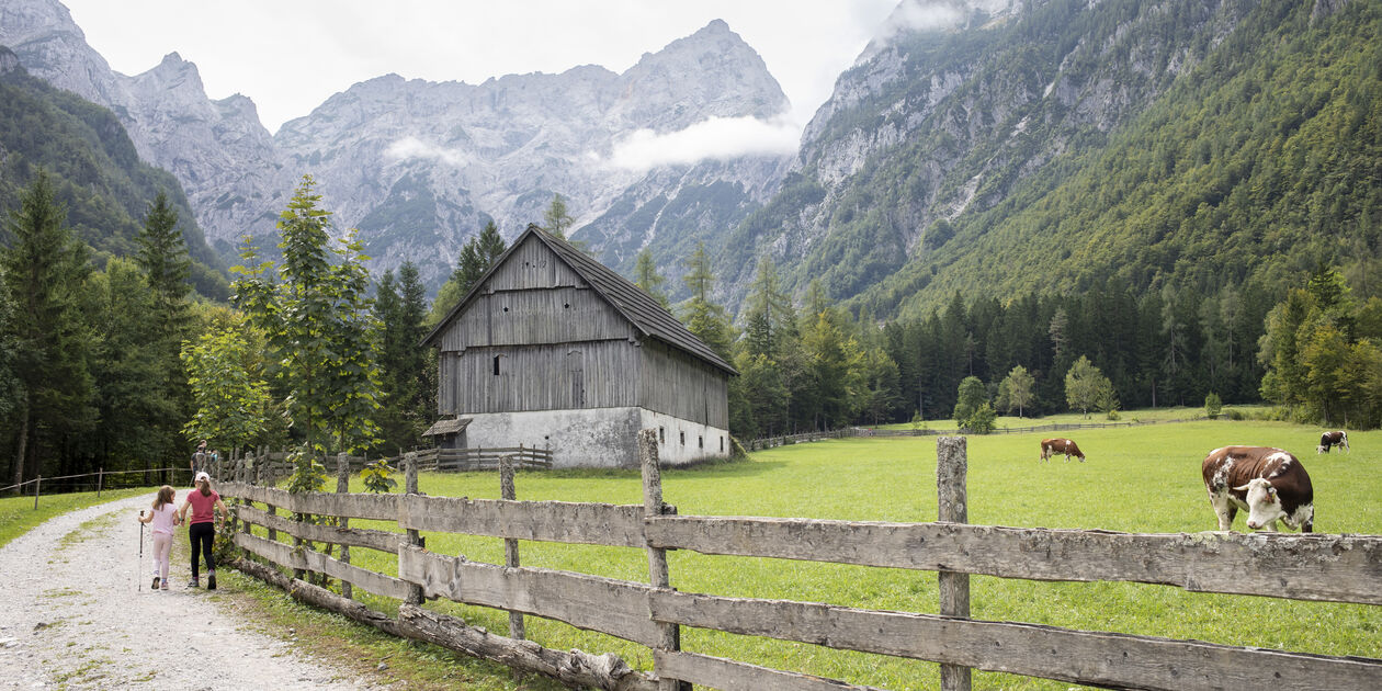 Enfants dans la vallée de Robanov Kot - Solcava - Slovénie
