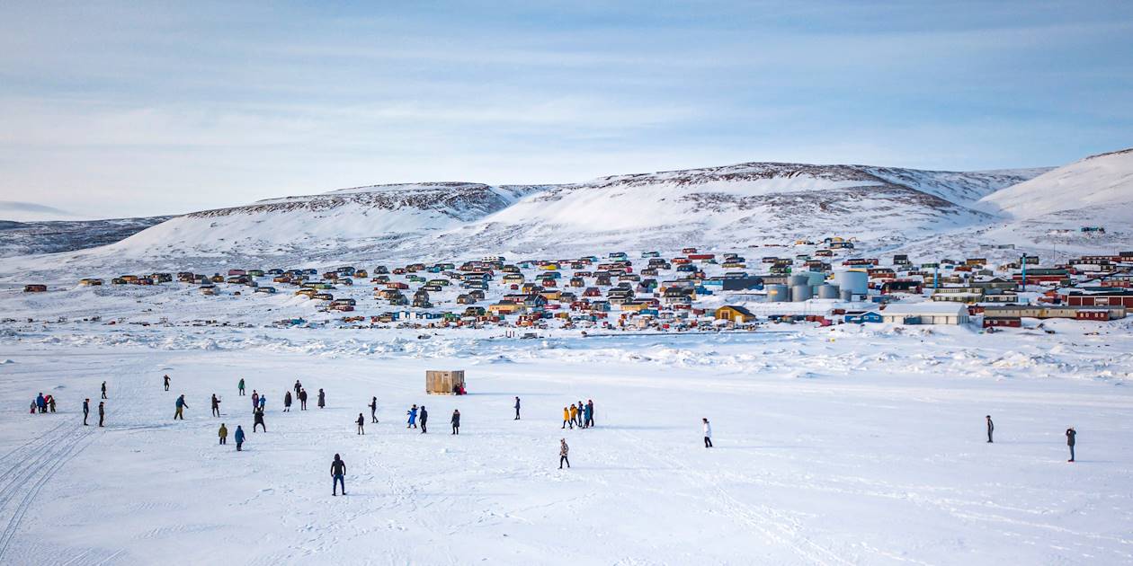 Baseball sur la mer gelée à Qaanaq - Groenland