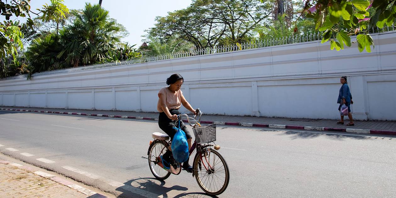 Cycliste dans les rues de Vientiane - Laos
