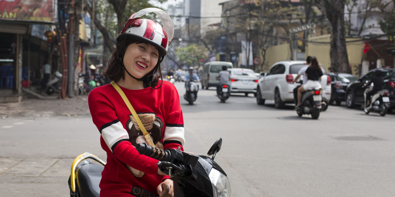 Portrait d'une jeune femme en scooter - Hanoï - Vietnam