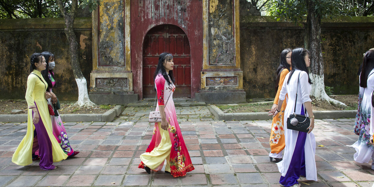 Jeunes femmes en tenue traditionnelle dans la Citadelle - Hué - Vietnam