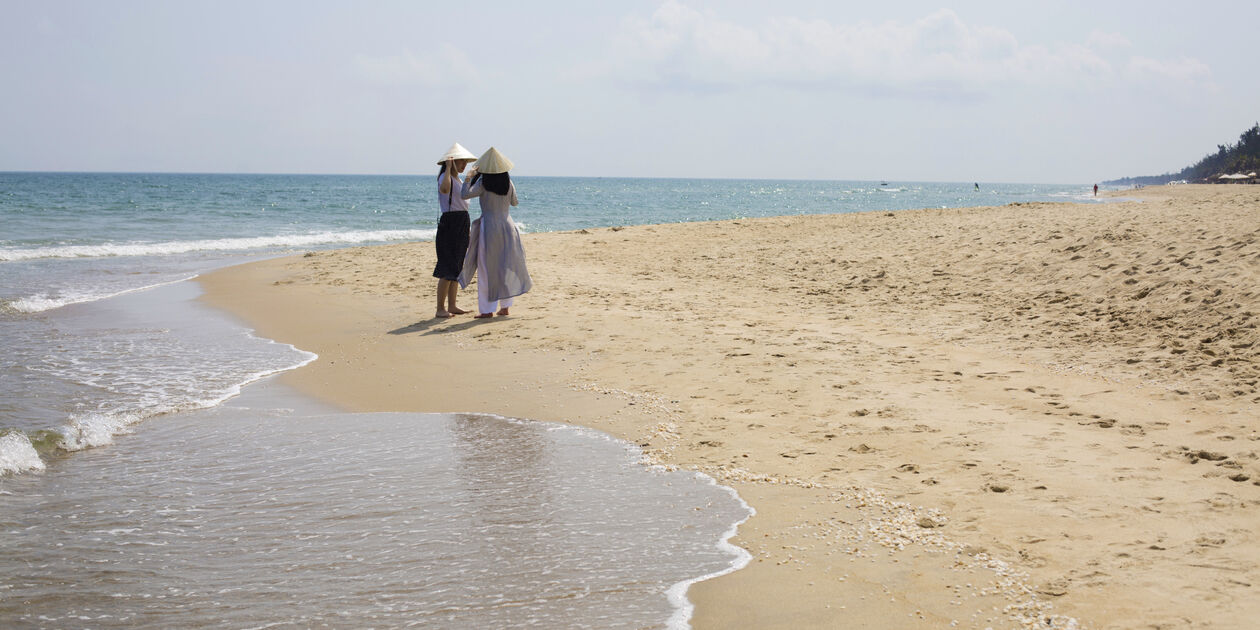 Jeunes filles sur une plage de Hoi An - Hoi An - Vietnam