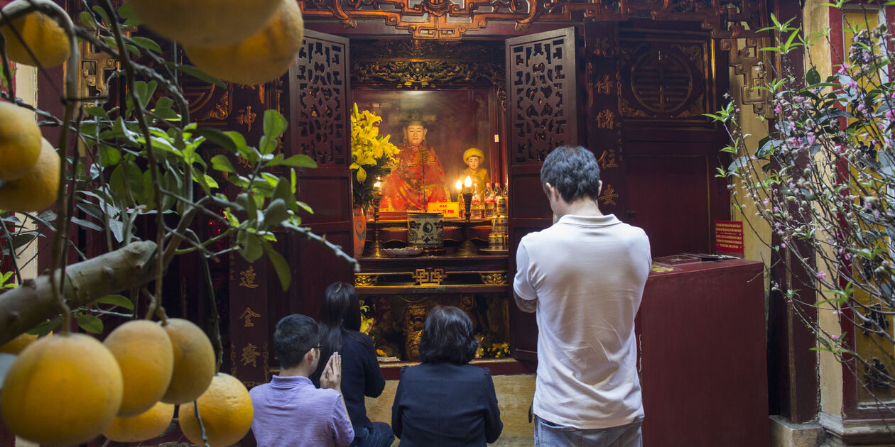Moment de prières dans une pagode bouddhiste - Hanoï - Vietnam