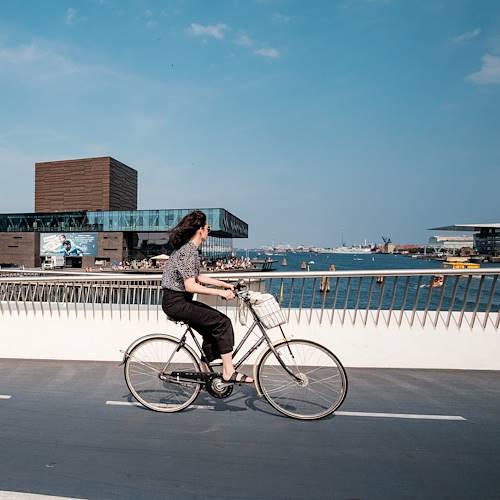 Cycliste sur le pont Inderhavnsbroen - Copenhague - Danemark