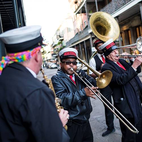 Une fanfare anime les rues du Quartier Français - Nouvelle Orléans - Louisiane - Etats Unis