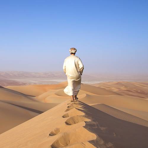 Homme seul marchant dans le désert du Rub al Khali - Oman