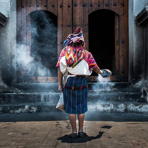 Rituel maya devant l'église de Santo Tomás - Chichicastenango - Guatemala