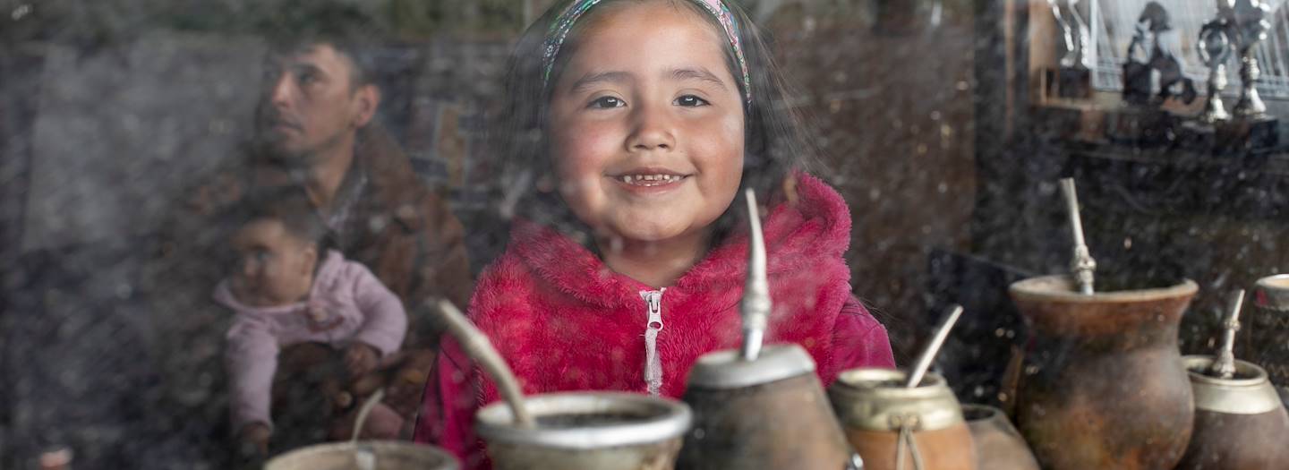 Fillette et calebasses à maté dans une petite estancia près de Puerto Natales - Magallanes - Chili